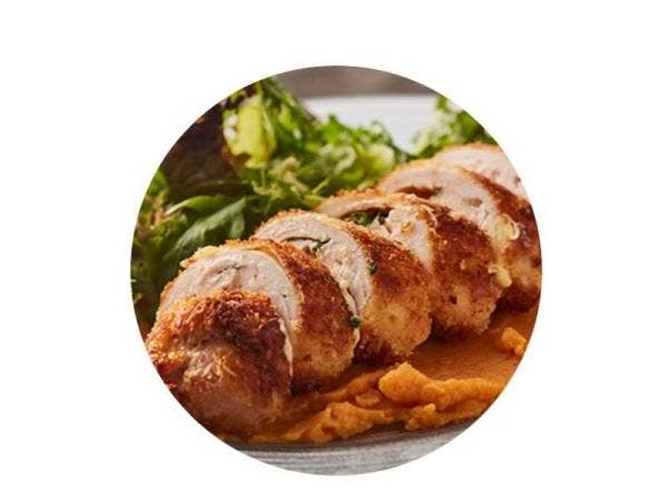 HIDANGAN chicken gordon bleu yang enak dimakan bersama salad campuran segar dan kentang lenyek. Foto: www.serimurni.com.my/recipes