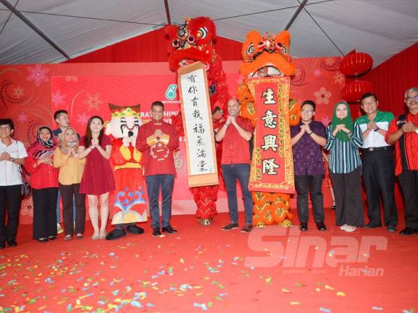 Azrul Osman (enam dari kiri) dan Ketua Divisyen Perniagaan Runcit, Khalil Muri (lima dari kanan) bergambar bersama kakitangan Petronas pada Kempen Petronas Coffee Break di Stesen Petronas Technology Park Malaysia semalam. - Foto: SHARIFUDIN ABDUL RAHIM