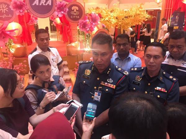 Azmi ditemui selepas mengadakan pemeriksaan Kempen Keselamatan Kebakaran bagi Penghapusan Bahaya Kebakaran sempena Musim Perayaan Tahun Baharu Cina di Ipoh Parade.