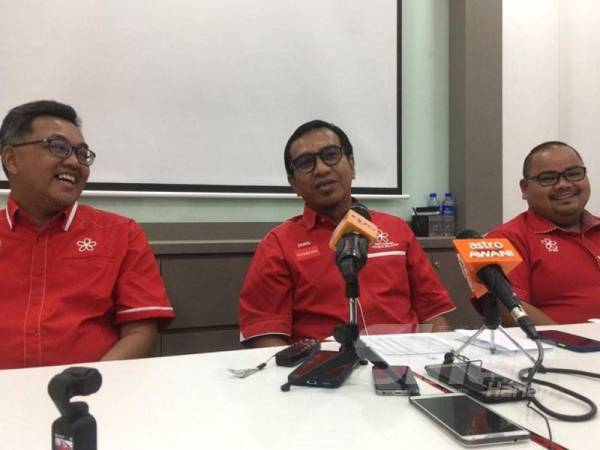 Zainol Fadzi (tengah) bersama Saiful Adli (kiri) dan Muhammad Fadhli pada sidang media di Pejabat Bersatu Perak, di sini hari ini.