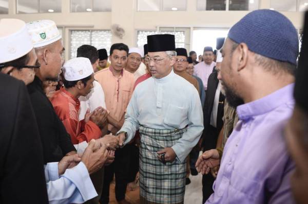 Al-Sultan Abdullah berkenan bersalaman dengan sebahagian jemaah ketika berangkat tiba bagi menunaikan solat Jumaat di Masjid Ar-Rahimah, Kampung Pandan hari ini. -FOTO: BERNAMA

