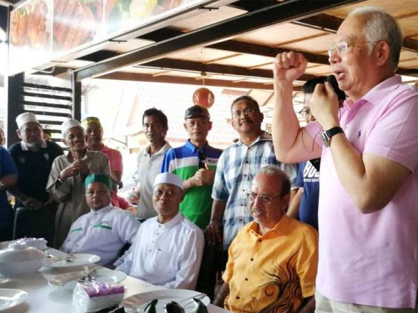 Najib (kanan) ketika berucap pada program santai Bossku bersama masyarakat Parlimen Pokok Sena di Restoran Gemilang Kitchen, Hutan Kampung, hari ini.