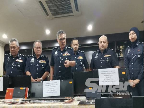 Mohamad (tiga dari kiri) menunjukkan antara barangan yang dirampas pada sidang media di Ibu Pejabat Polis Kontinjen (IPK) Negeri Sembilan di sini hari ini.