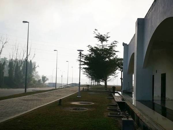 Pekarangan sebuah masjid yang terletak kira-kira 1.5 kilometer dari lokasi kebakaran menunjukkan udara dipenuhi asap semalam.