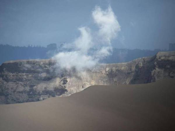 Asap putih dibebaskan dari gunung berapi Taal. - Foto AFP