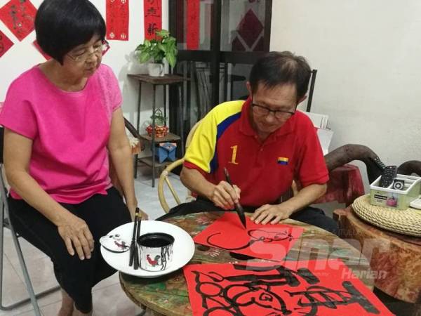 Choon Aun menghasilkan lukisan kaligrafi.