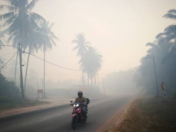 Asap tebal memenuhi ruang sehingga memberi kesan kepada pengguna jalan raya yang melalui laluan berdekatan tapak pelupusan sampah yang terbakar.