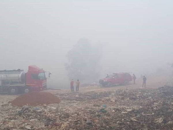 Kebakaran sentiasa dipantau bagi memastikan tidak merebak ke kawasan longgokan sampah lain.