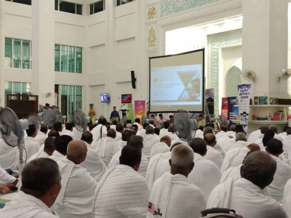 Jemaah ketika mengikuti kursus haji.
