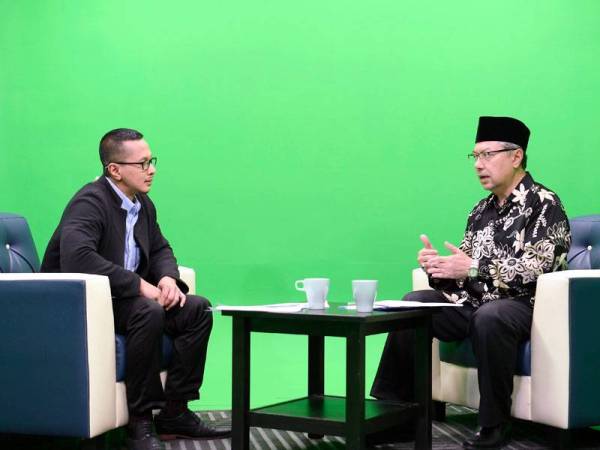 Pengurus Besar Kanan Haji Tabung Haji (TH) Datuk Seri Syed Saleh Syed Abdul Rahman (kanan) ditemu ramah oleh pengacara Hezri Rahil pada Program Ruang Bicara Bernama bertajuk 'Pengurusan Haji Cabaran Masa Kini' di Wisma Bernama malam tadi. - Foto Bernama