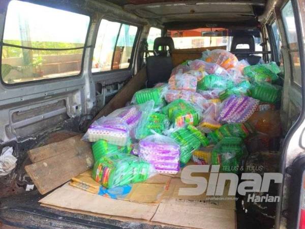 Sebahagian sosej dan ayam sejuk beku yang dirampas Aksem.