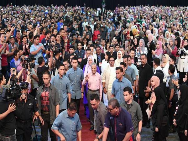 Perdana Menteri Tun Dr Mahathir Mohamad (tengah) ketika hadir pada Program Santai Bersama Usahawan Berjaya anjuran Kementerian Pembangunan Luar Bandar di Setia City Convention Centre Setia Alam hari ini.- Foto Bernama