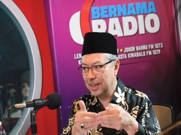 Syed Saleh ditemubual oleh penyampai Bernama Radio menerusi Program Malam Ini bertajuk 'Pengurusan Haji Cabaran Masa Kini' di Wisma Bernama semalam. - Foto: Bernama