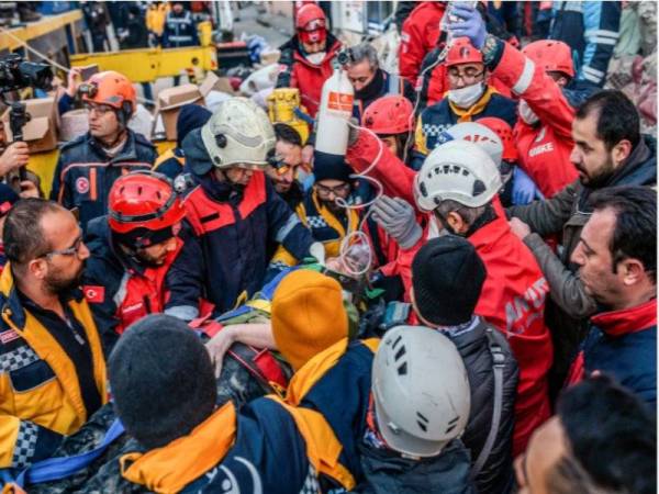 Seorang wanita selamat dikeluarkan dari bawah runtuhan bangunan di Elazig di timur Turki. - FOTO: AFP