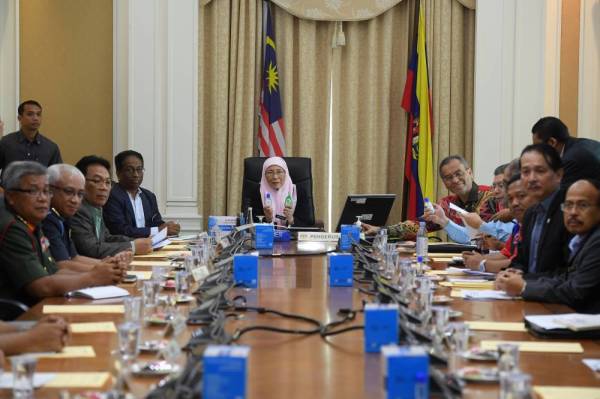 Dr Wan Azizah (tengah) menunjukkan bahan pembersih tangan sebelum mempengerusikan mesyuarat berkenaan wabak 2019 Novel Koronavirus (2019-nCoV) di Bangunan Perdana Putra hari ini.
Turut kelihatan Dr Dzulkefly dan Menteri Luar Datuk Saifuddin Abdullah. - Foto: Bernama
