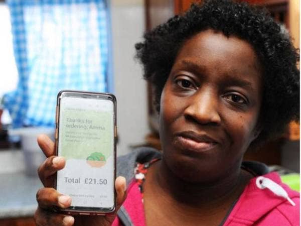 Mensah menunjukkan jumlah wang yang perlu dibayar melalui aplikasi tersebut.