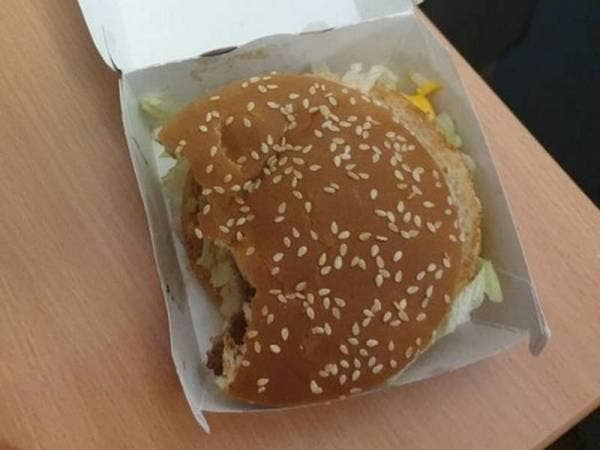 Seorang wanita mendapati burger dipesannya mempunyai dua kesan gigitan yang besar. - Foto MEN Media