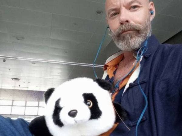 Hope mengajar seni di Wuhan.