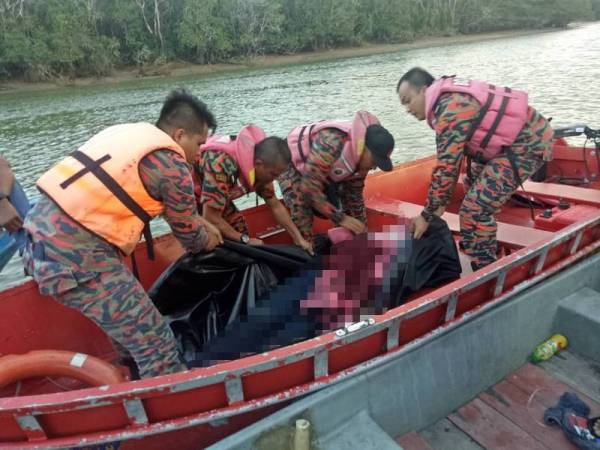 Mayat remaja lelaki yang ditemui lemas di Sungai Jalan Wayang Kota Tinggi dibawa naik ke jeti berhampiran petang tadi.