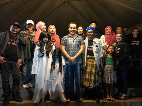 Antara pelakon yang membarisi Khaenak 2.