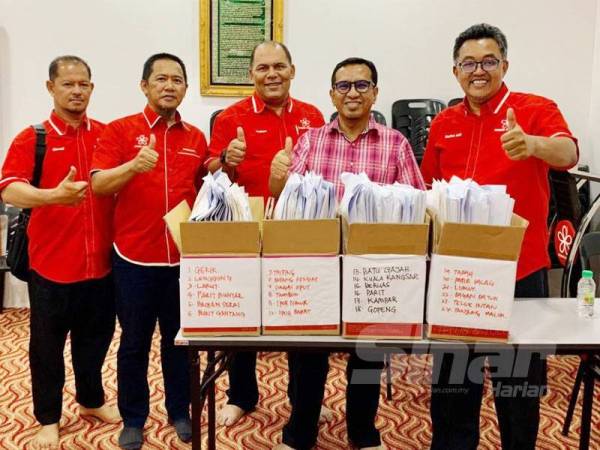 Zainol Fadzi (dua dari kanan) bersama-sama jawatankuasa pemilihan Bersatu menerima borang-borang pencalonan bahagian di Perak.