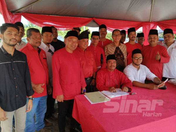 Penyerahan borang berlangsung di Pejabat Bersatu Bahagian Pontian pagi tadi.