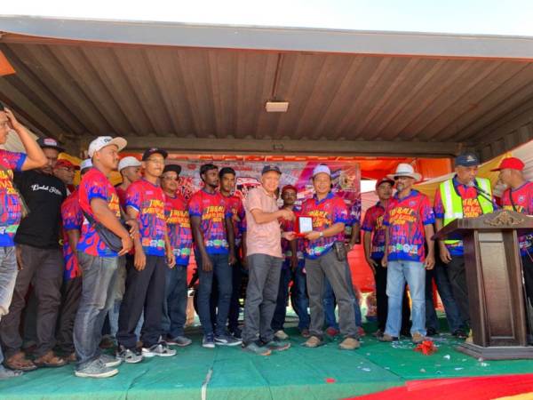 Muhammad Nasir (kiri) menerima plak penghargaan daripada Hali sempena Tok Bali Karnival Nasional Truck Cantik Kelantan 2020.