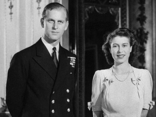 Putera Philip yang bukan dari keturunan diraja Britain perlu melepaskan gelarannya ketika mengahwini Ratu Elizabeth II.