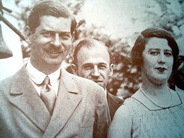 Raja Carol II, putera sulung Raja Ferdinand I menjalinkan hubungan kemudian berkahwin dengan seorang wanita bernama Magda Lupescu.