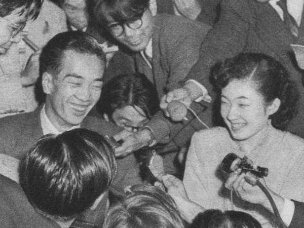 Puteri Atsuko, anak Maharaja Jepun, Hirohito berkahwin dengan seorang petani tenusu bernama Takamas Ikda. -