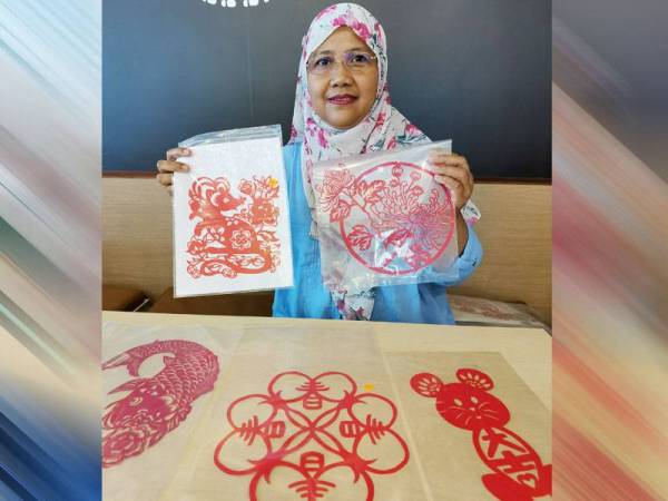 Hasil seni potongan kertas tradisional Cina yang dihasilkan memberi kepuasan kepada Nina.