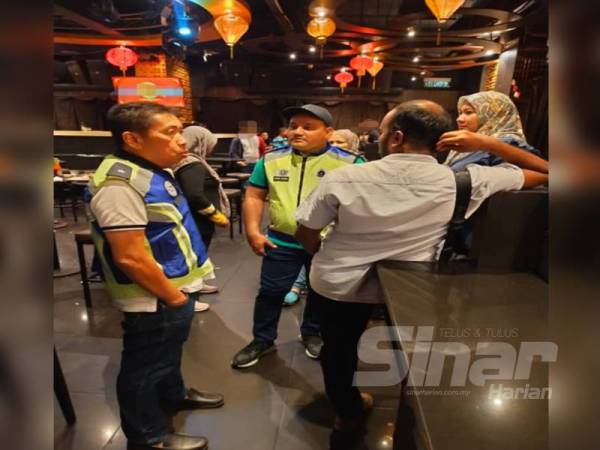 Polis menggempur sebuah pusat hiburan di Puchong, Selangor menerusi Ops Club Rats semalam.