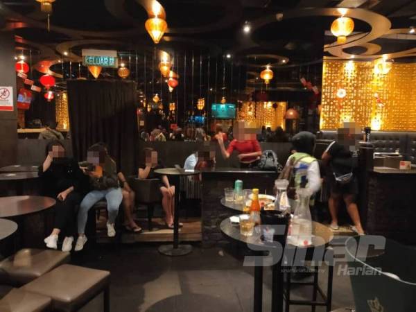 Polis menggempur sebuah pusat hiburan di Puchong, Selangor menerusi Ops Club Rats semalam.