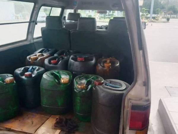 Sembilan tong 'jerry can' ditemui dalam van tersebut.