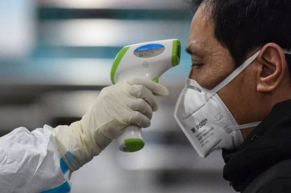 Langkah pemeriksaan suhu tubuh didakwa dapat mengenal pasti pesakit berpotensi yang dijangkiti koronavirus tersebut. - AFP