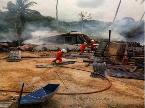 Anggota bomba yang terlibat dalam operasi pemadaman di lokasi kejadian. - Foto: JBPM Pahang