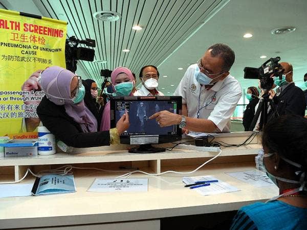Dr Dzulkefly (kanan) melihat skrin Pusat Pemantauan Saringan Suhu Badan bagi mengesan 2019 Novel Koronavirus (2019-nCoV) - Foto: Bernama