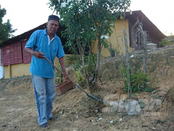 Buges menunjukkan namanya yang tertera pada MyKad.