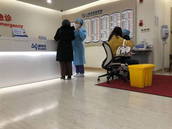 Antara langkah pencegahan masuk ke hospital adalah perlu mengisi borang dan suhu badan akan diperiksa. Hanya mereka yang mempunyai urusan sahaja dibenarkan masuk.