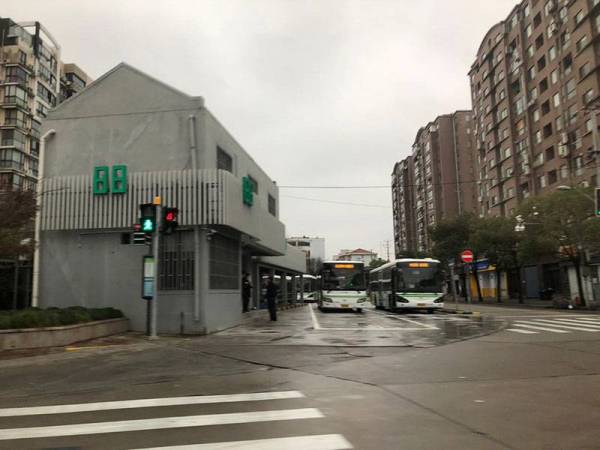 Pengangkutan awam seperti bas beroperasi seperti biasa tetapi tidak ramai yang menggunakannya mungkin kerana masih cuti umum.