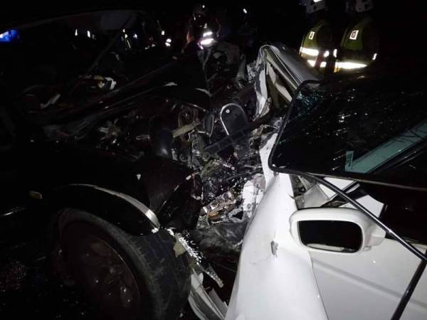 Nahas dua kenderaan di Kilometer 73 Jalan Kuala Kangsar-Gerik-Pengkalan Hulu malam tadi mengakibatkan dua maut, manakala empat yang lain cedera parah. - Foto pembaca