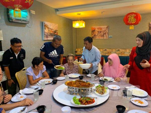 Warga emas yang diraikan dihidangkan dengan menu muhibah bagi menambahkan kegembiraan sambutan Tahun Baru Cina.