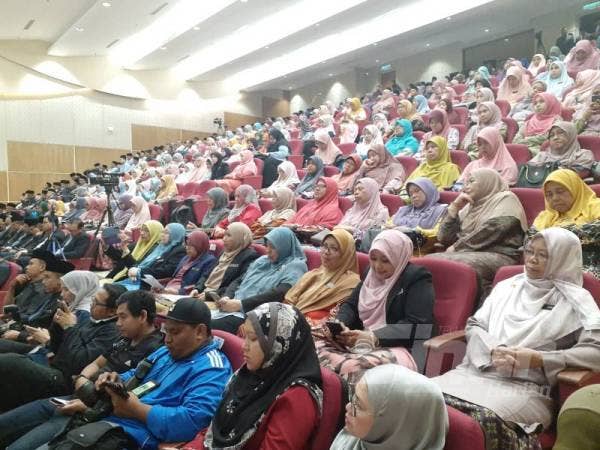 Kakitangan agensi agama Islam di Selangor di Dewan Syarahan Dewan Syarahan dan Muzakarah Islam Masjid Sultan Salahuddin Abdul Aziz Shah di sini hari ini.