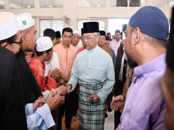 Yang di-Pertuan Agong berkenan bersalaman dengan sebahagian jemaah ketika berangkat tiba bagi menunaikan solat Jumaat di Masjid Ar-Rahimah, Kampung Pandan hari ini. -Foto Bernama
