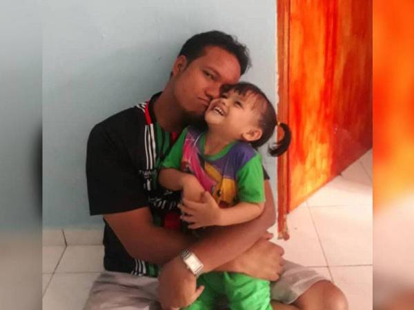 Mohd Taquddin bersama anaknya, Nur Hafiyaaufa.