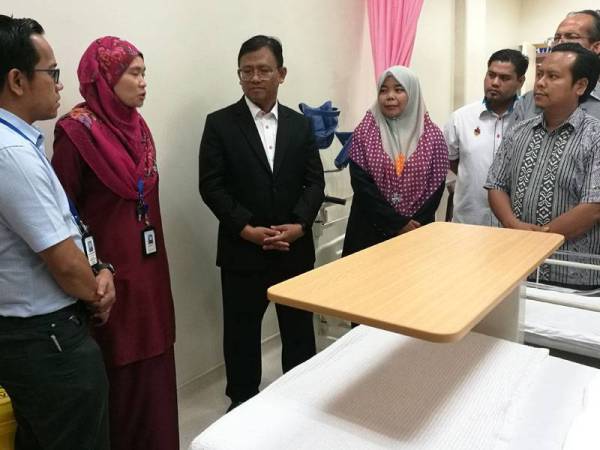 Datuk Mohd Taufek (tengah) ketila melawat bilik bersalin di Hospital Rembau hari ini.