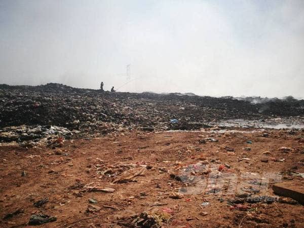 Pasukan bomba melakukan operasi memadam kebakaran di tapak pelupusan sampah Semeling.