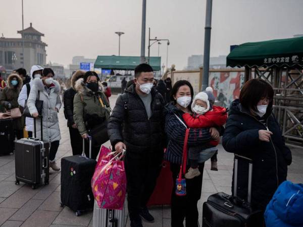Kebanyakan bandar di China kini mewajibkan penduduk memakai topeng muka sebagai langkah untuk membendung penularan koronavirus tersebut. - Foto AFP