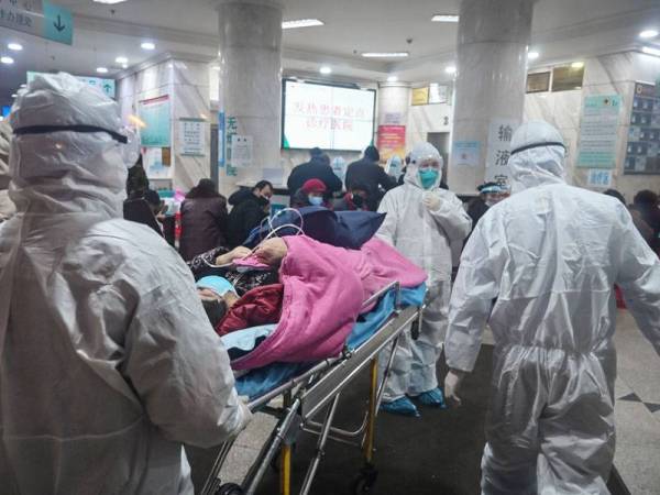 Individu yang dijangkiti tidak menyebarkan virus sehingga mereka mula menunjukkan simptom seperti demam, masalah pernafasan dan radang paru-paru. - Foto AFP