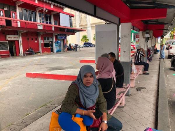 Pengguna perkhidmatan bas henti-henti hari ini terpaksa menaiki kereta sewa atau mengambil inisiatif lain untuk ke destinasi masing-masing.